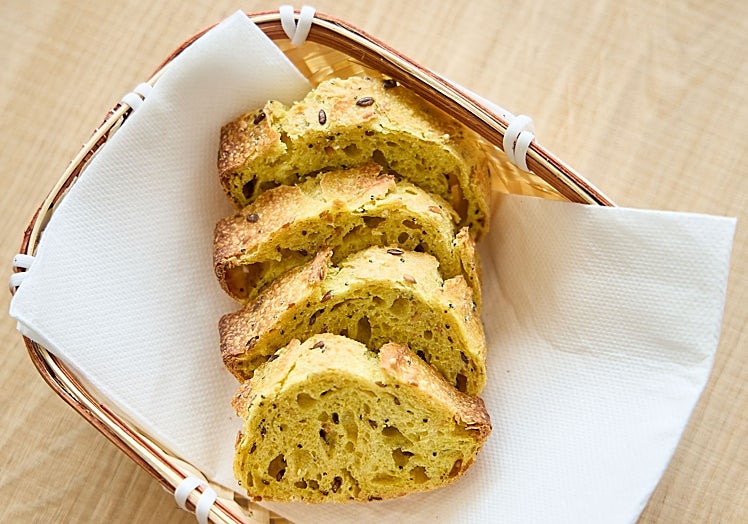 Rebanadas de pan con el color amarillo inspirado en la paella. Iván Arlandis