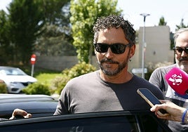 Paco León sale del tanatorio de La Paz tras el fallecimiento de la actriz Verónica Echegui.