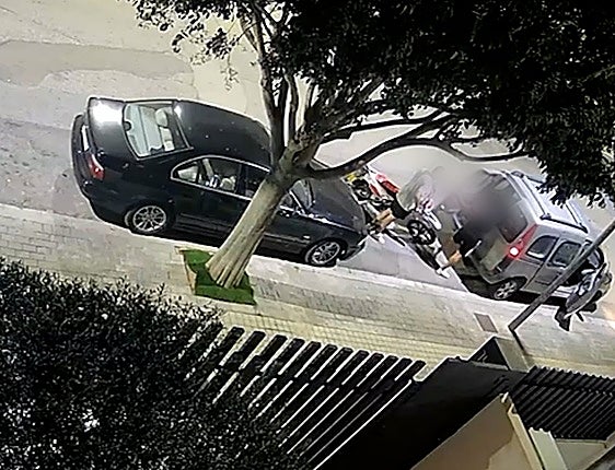 Imagen del momento en el que cargan en la furgoneta uno de los ciclomotores.