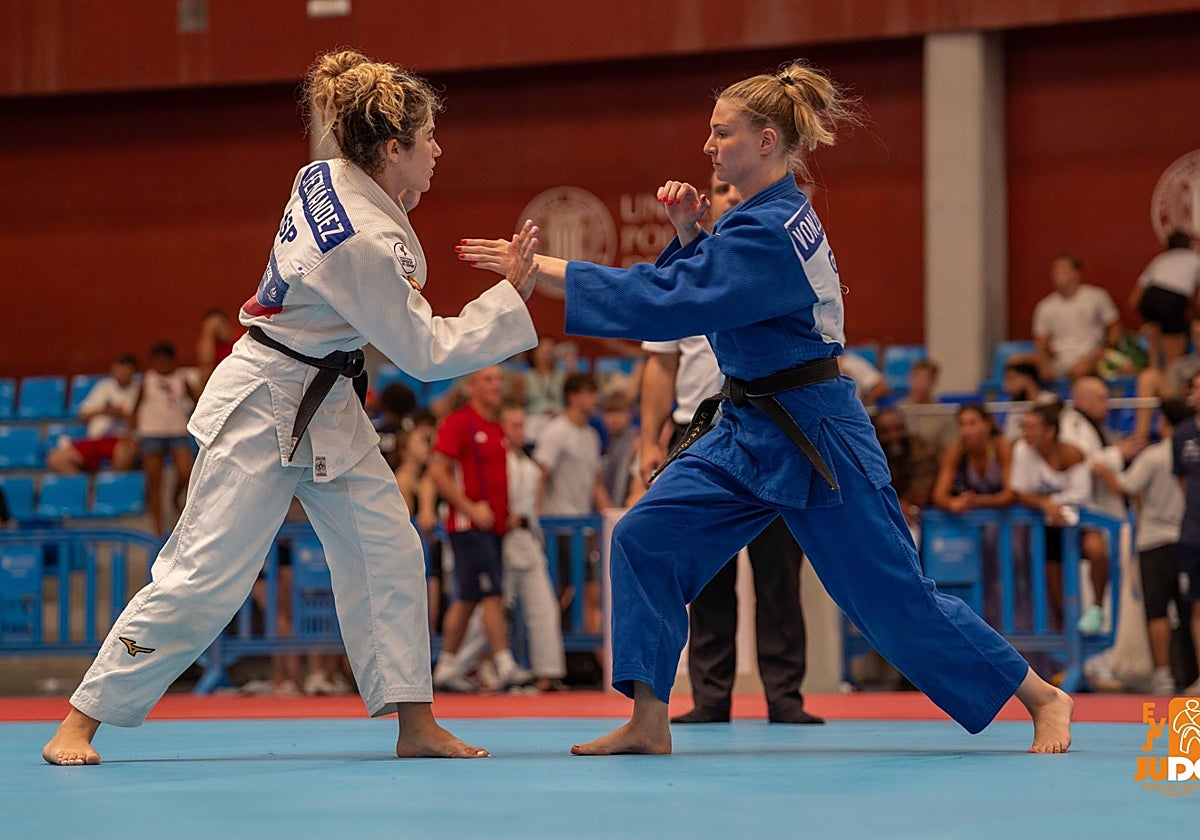 Dos judocas, durante la competición.