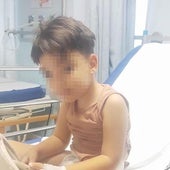 El pequeño José, junto a su padre en el hospital.