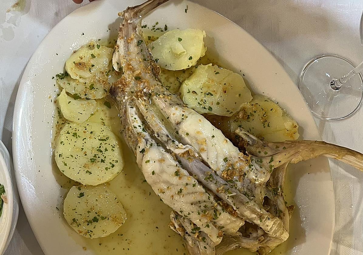 Imagen principal - Arriba, rape en el asador Ekaitz. A la izquierda, erizo al horno en el bar Sport y a la derecha, anchoa con crema de centolla en Txepetxa.