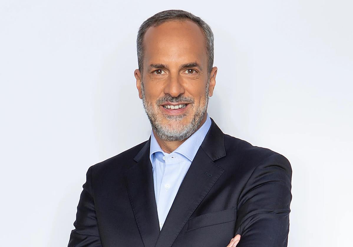 El presentador Santi Acosta estará al frente del nuevo espacio de la cadena de Mediaset.