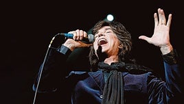 Imagen de archivo del cantante Camilo Sesto en una actuación.