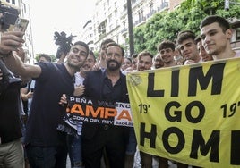 Bordalás, el día de su despedida de Valencia, a las puertas de un hotel donde dio su última rueda de prensa.