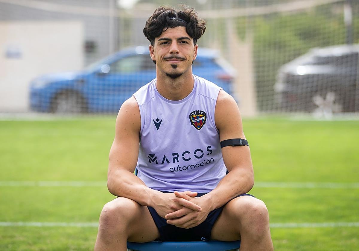 Imagen principal - Pablo Campos, durante la entrevista con LAS PROVINCIAS.