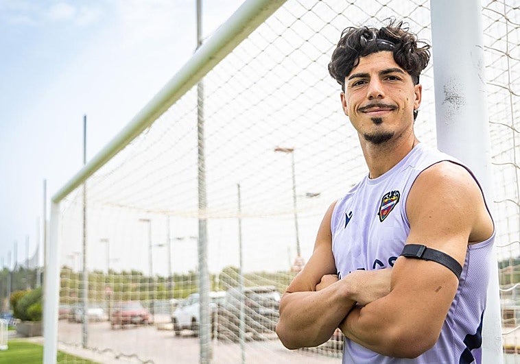 Pablo Campos, posando en la Ciudad Deportiva de Buñol.