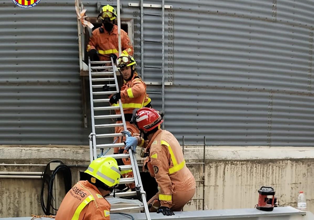 Rescatan a un trabajador herido en el interior de un depósito de arroz en Sueca