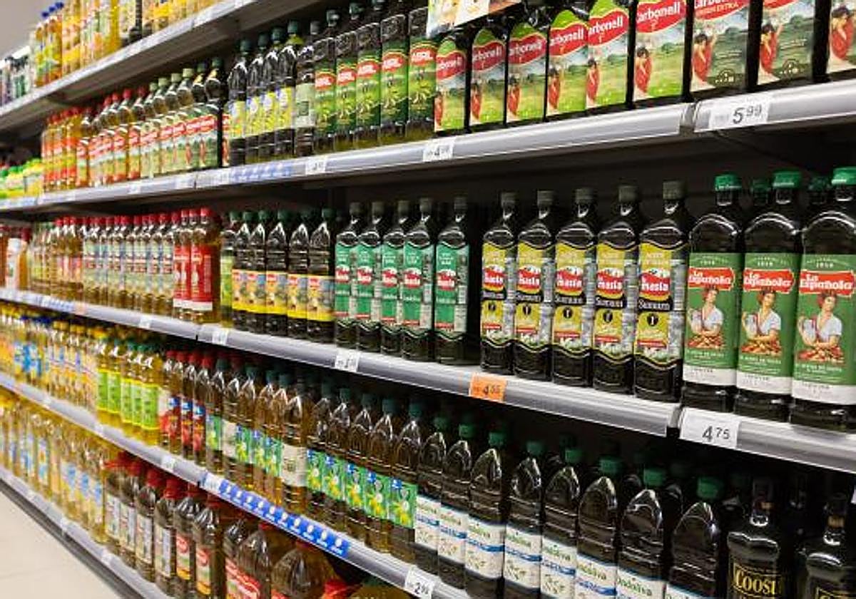 Botellas de aceite en un supermercado.