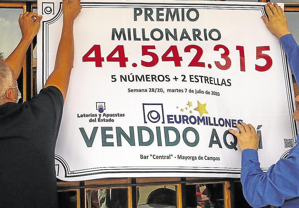 Una mujer rellena un boleto de Euromillones en un despacho de lotería.