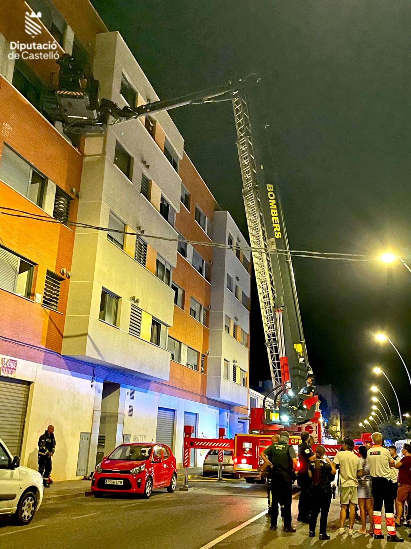 Momento en el que rescatan a las dos personas con un vehículo de altura.