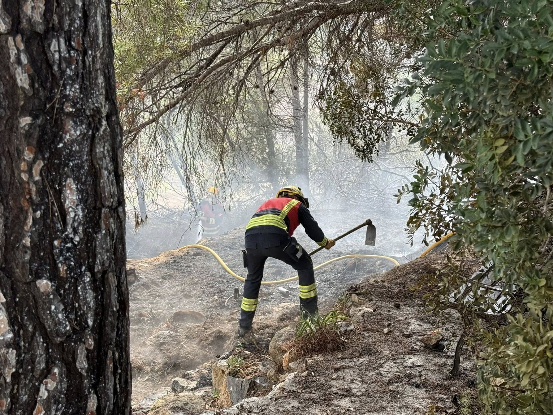 Los bomberos, ayer, durante las tareas de extinción.
