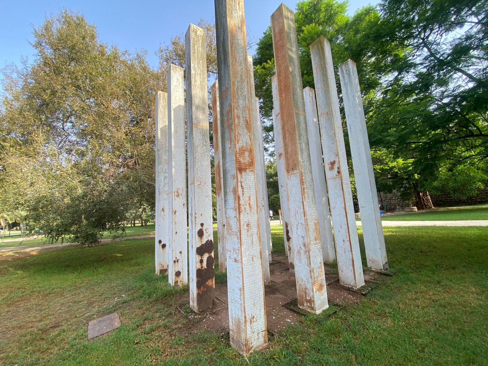 Uno de los monumentos del Jardín del Turia, lleno de óxido.