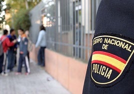 Presencia policial en un IES tras un caso de violencia escolar, en una imagen de archivo.