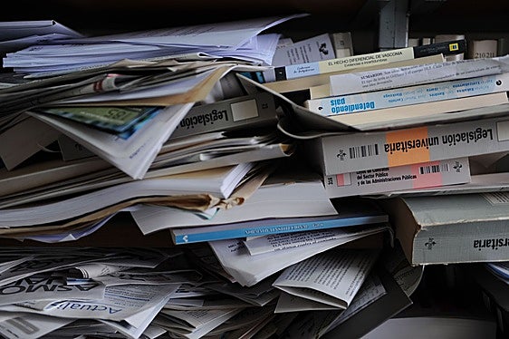 Libros amontonados en una imagen de archivo.