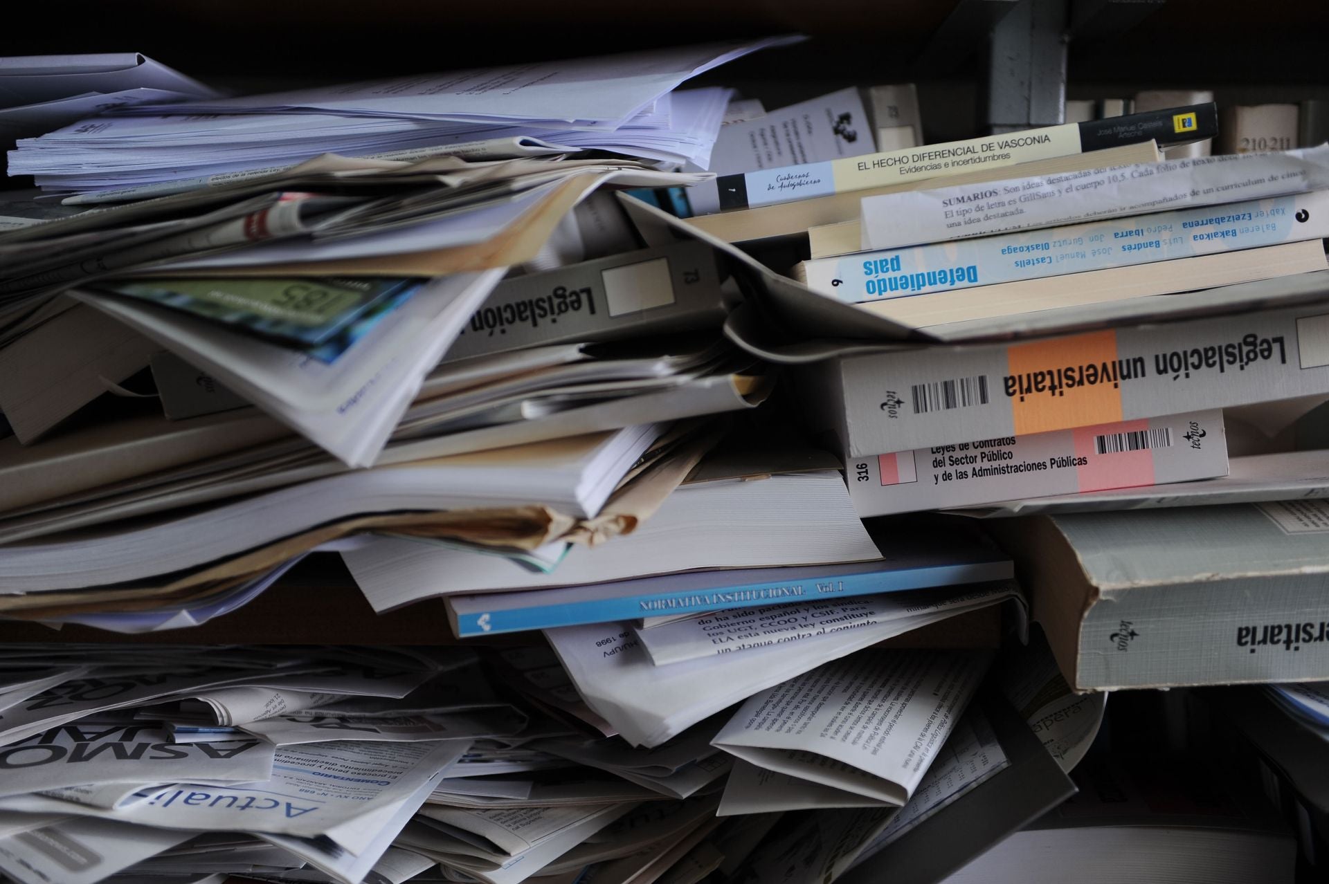 Libros amontonados en una imagen de archivo.