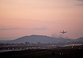 Un avión despega desde el aeropuerto de Manises.