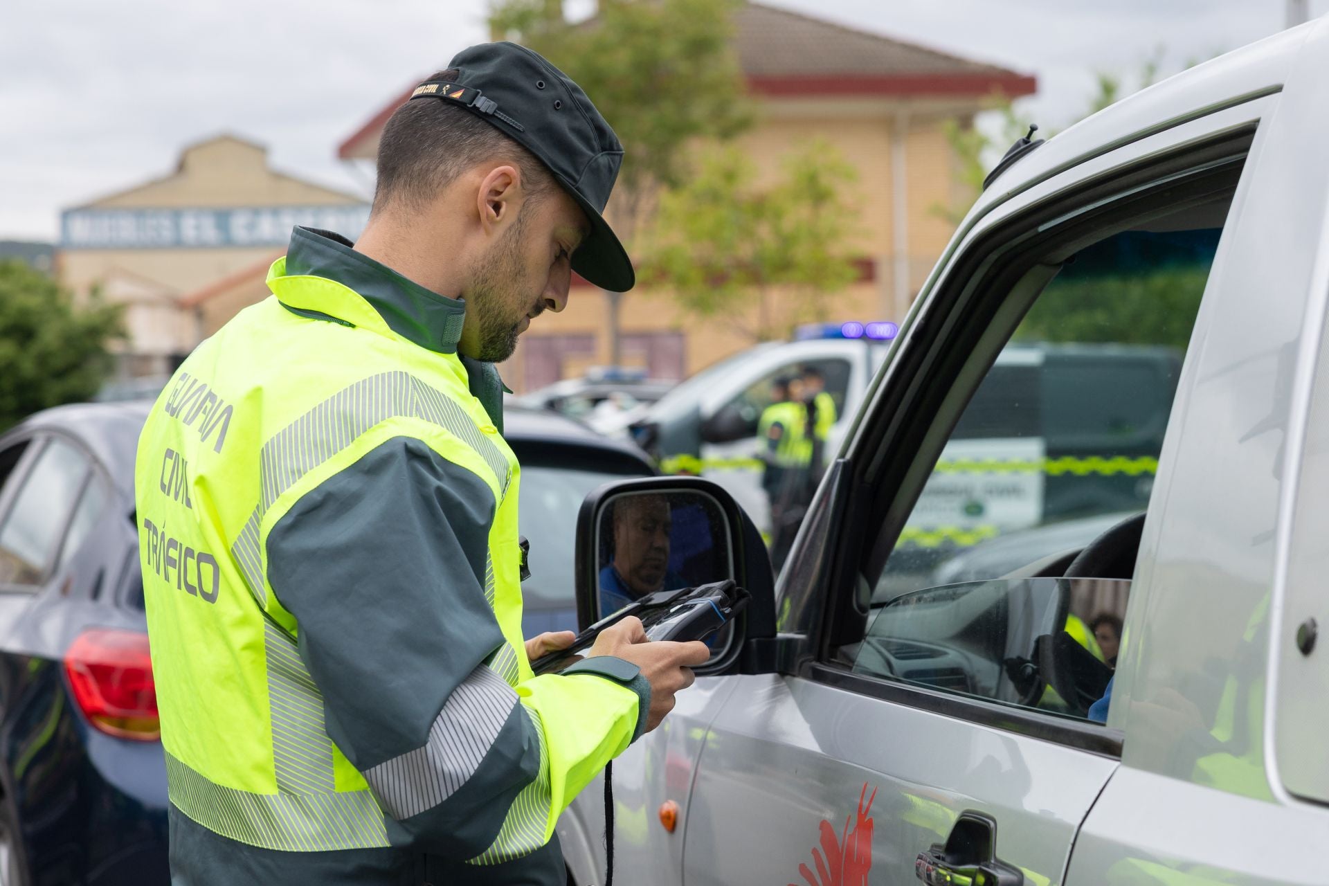 Un agente de trafico de la Guardia Civil haciendo una prueba de alcoholemia.