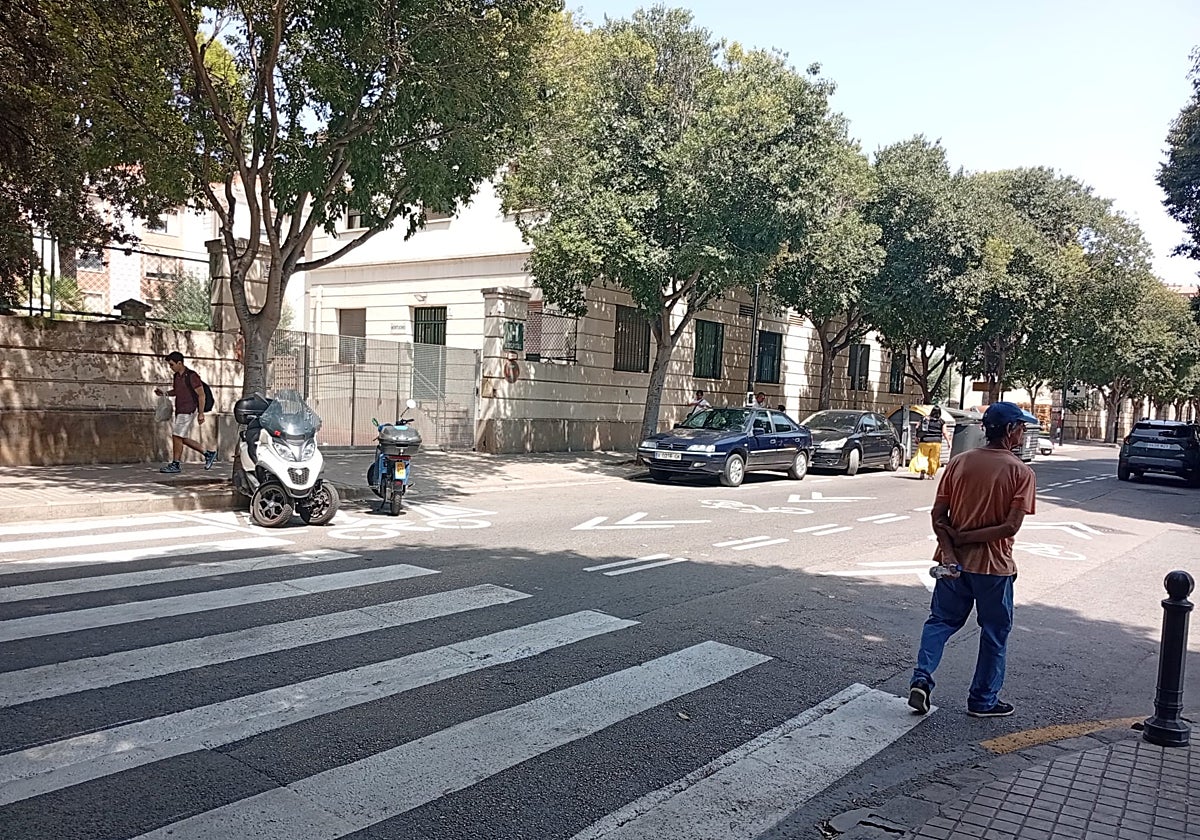 Un gorrilla camina por la calle Padre Esteban Pernet, donde tuvo lugar el accidente de moto y la agresión.