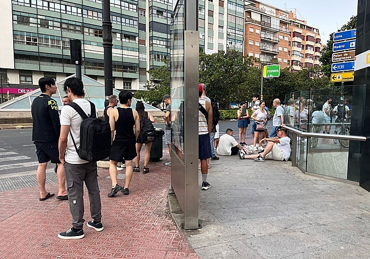 Turistas esperando el autobús con destino a Buñol