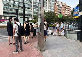 Turistas esperando el autobús con destino a Buñol