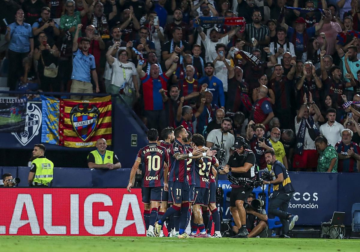 Iván Romero celebra el gol ante el Barcelona con sus compañeros.