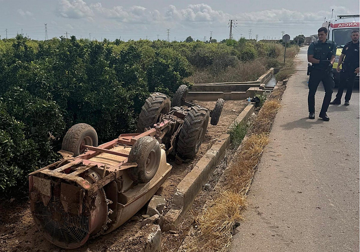 El tractor volcado que conducía la víctima.