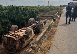 El tractor volcado que conducía la víctima.
