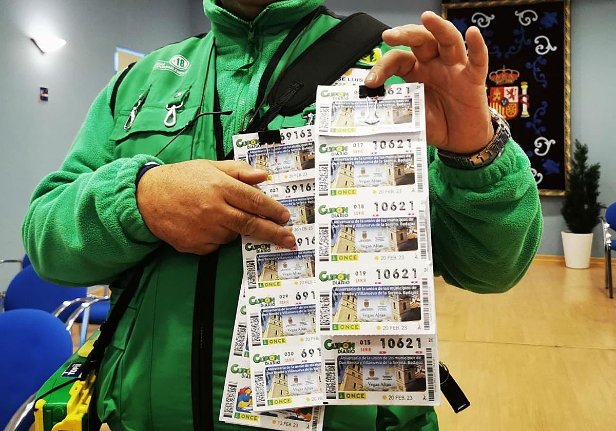Un vendedor de la ONCE en una imagen de archivo.