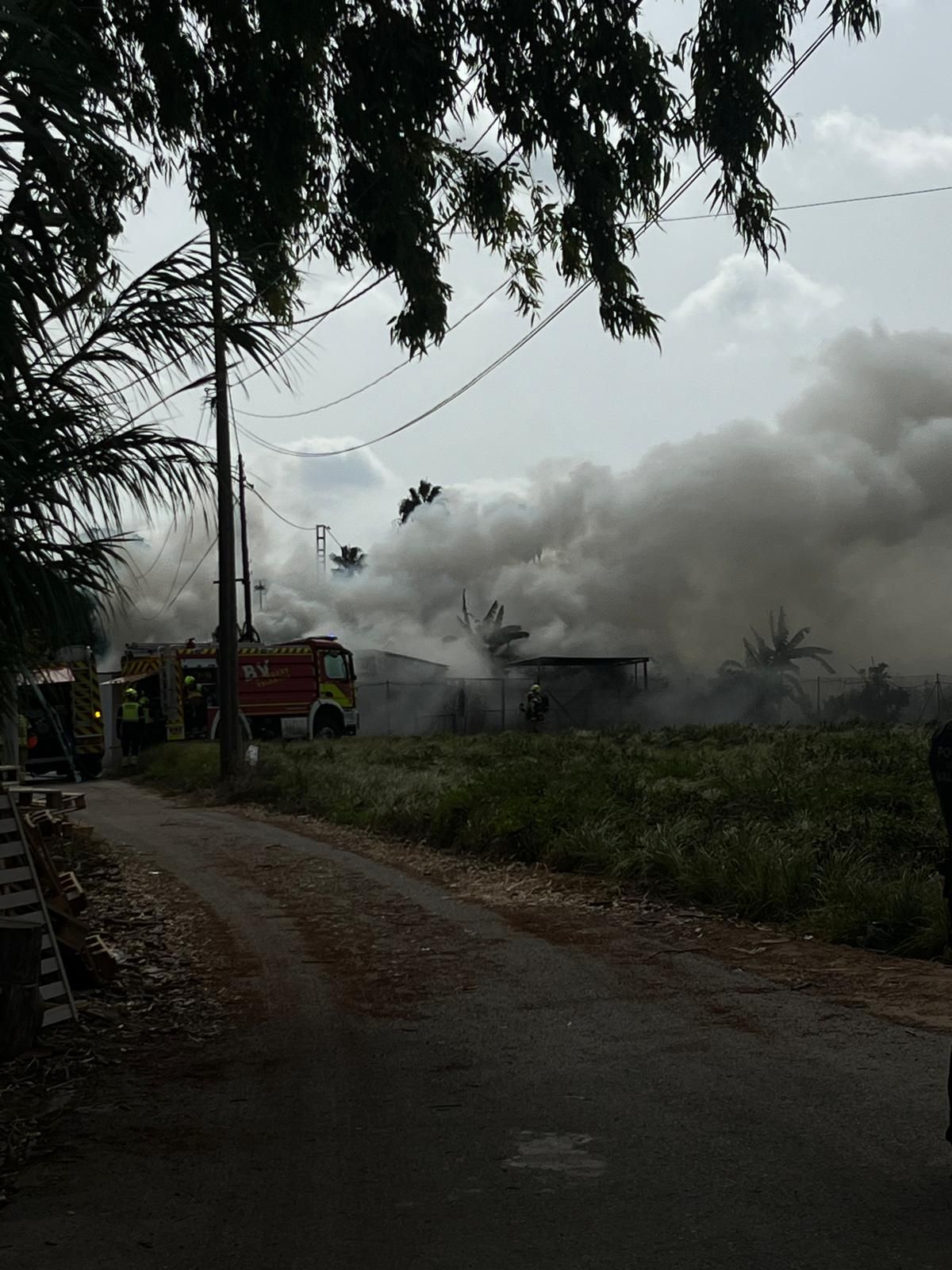 FOTOS | Incendio de una alquería en Carpesa