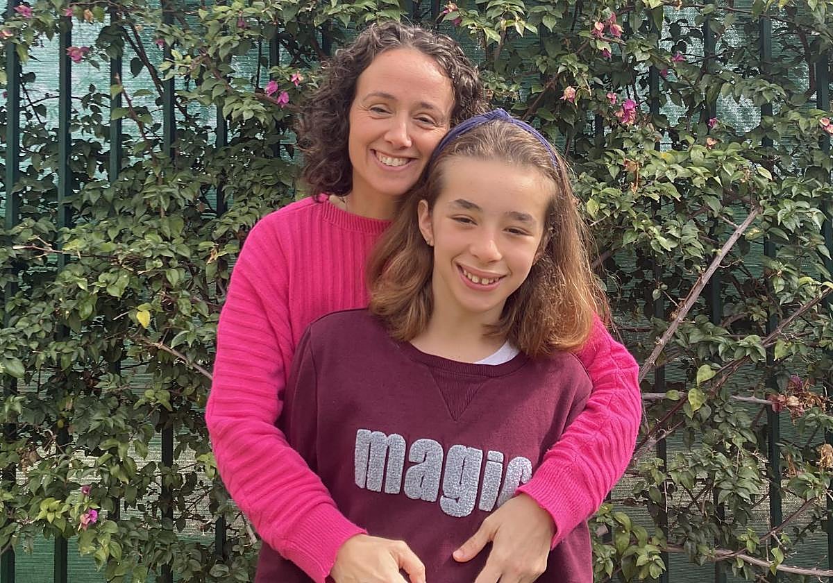 Beatriz junto a su madre en el jardín de su casa en Masías, Valencia
