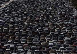 Vehículos afectados por la dana en un solar.