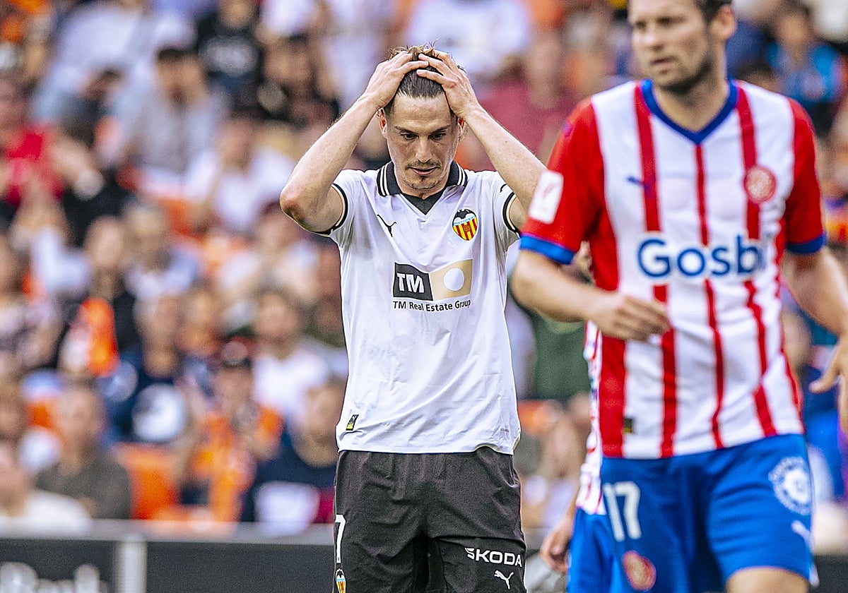 Canós lamentándose durante un encuentro frente al Girona.