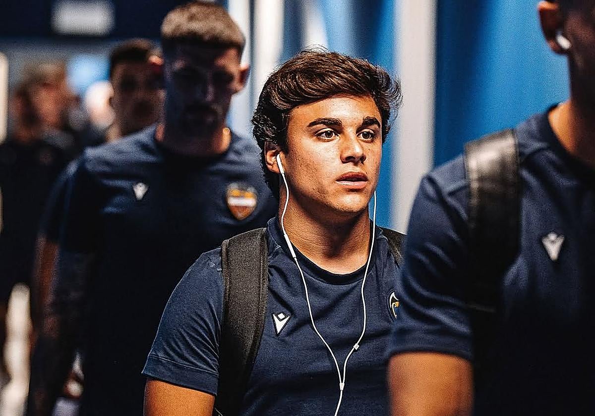 Carlos Álvarez, en los vestuarios de Mendizorroza, con el Levante.