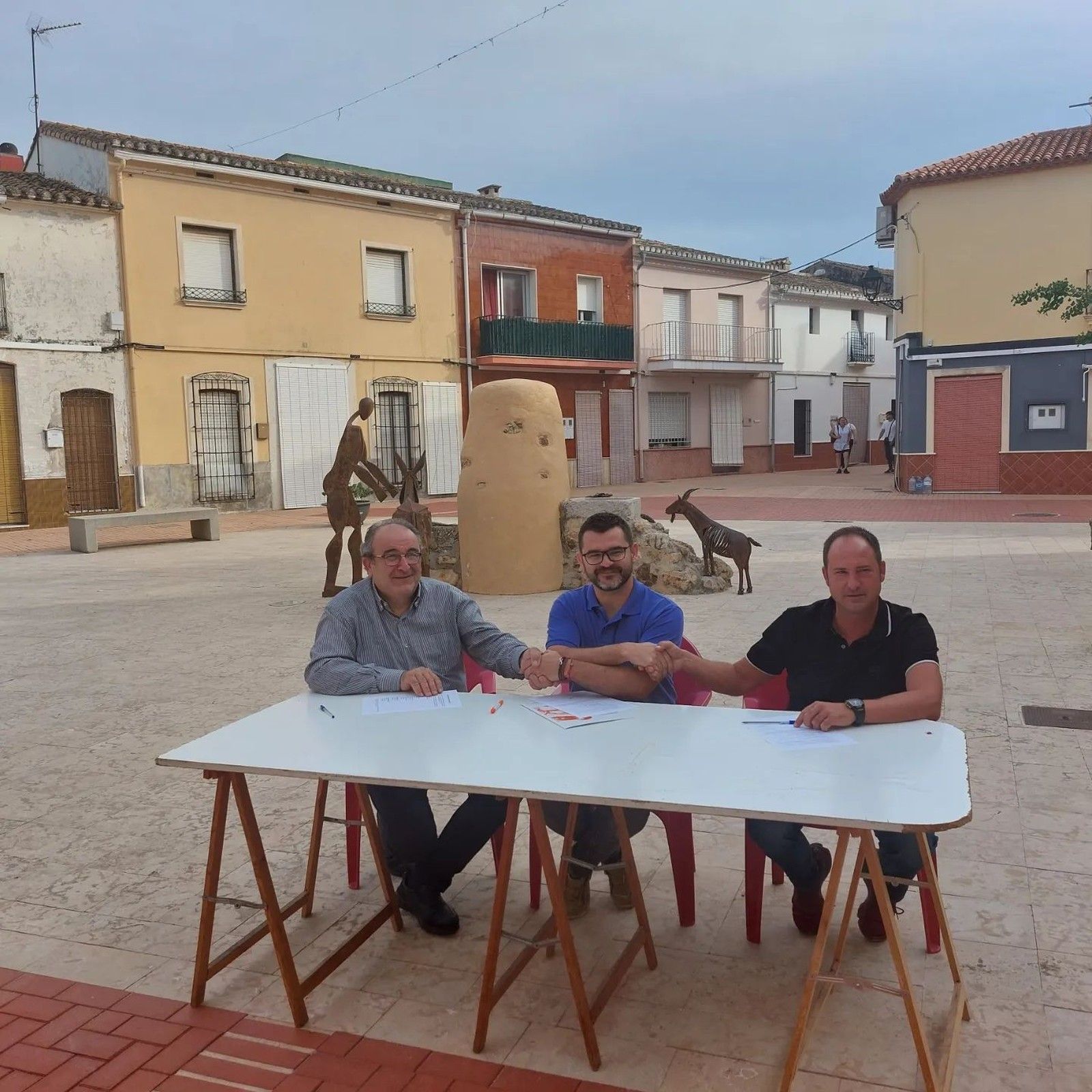 José Luis Mas, entre los representantes de Vivim y PRE, cuando firmaron el pacto en 2023.