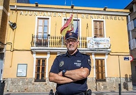 Salvador Bartolomé, en las puertas del Ayuntamiento de Beniparrell.