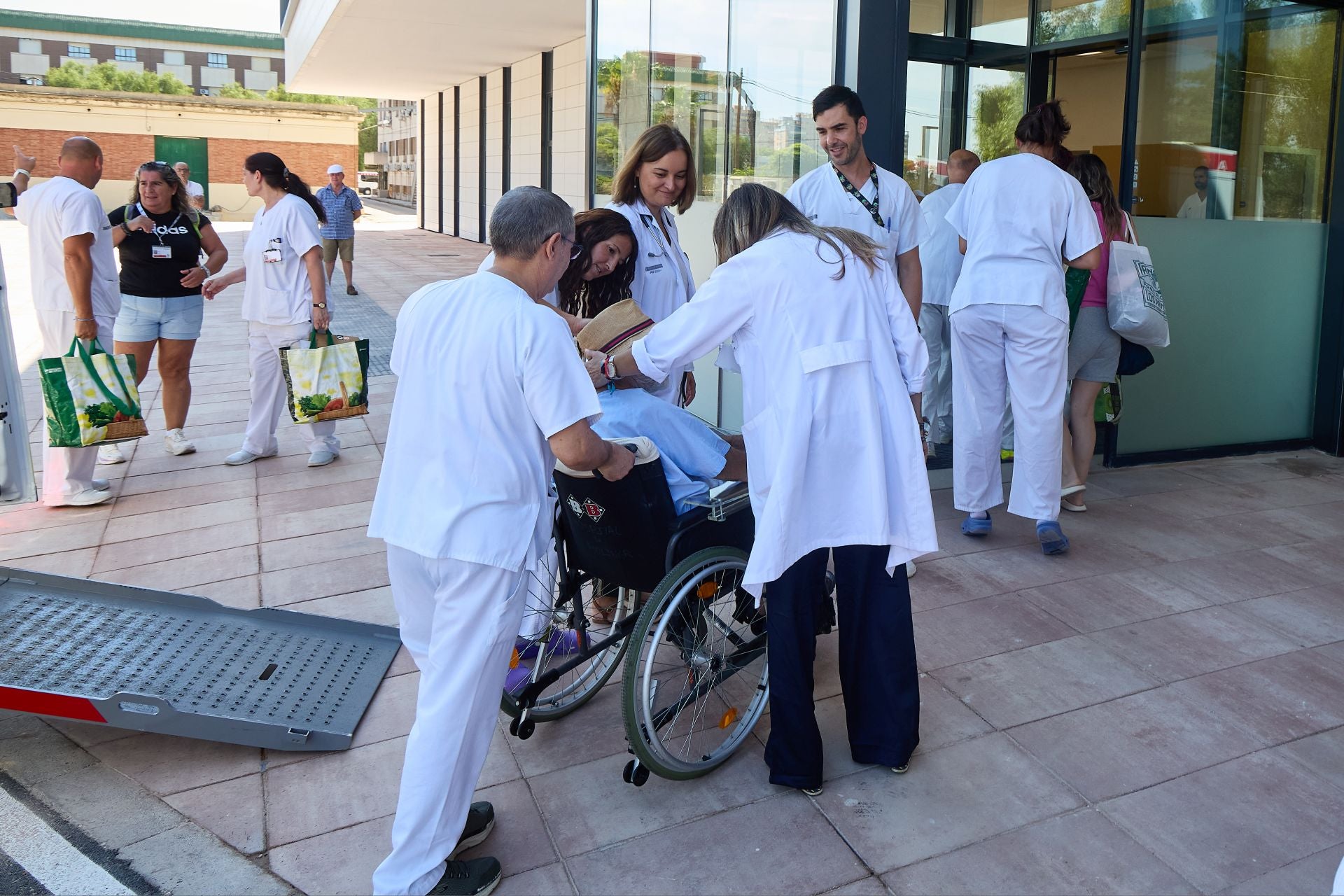 Fotos | El cierre del Doctor Moliner culmina con el traslado de los últimos quince pacientes