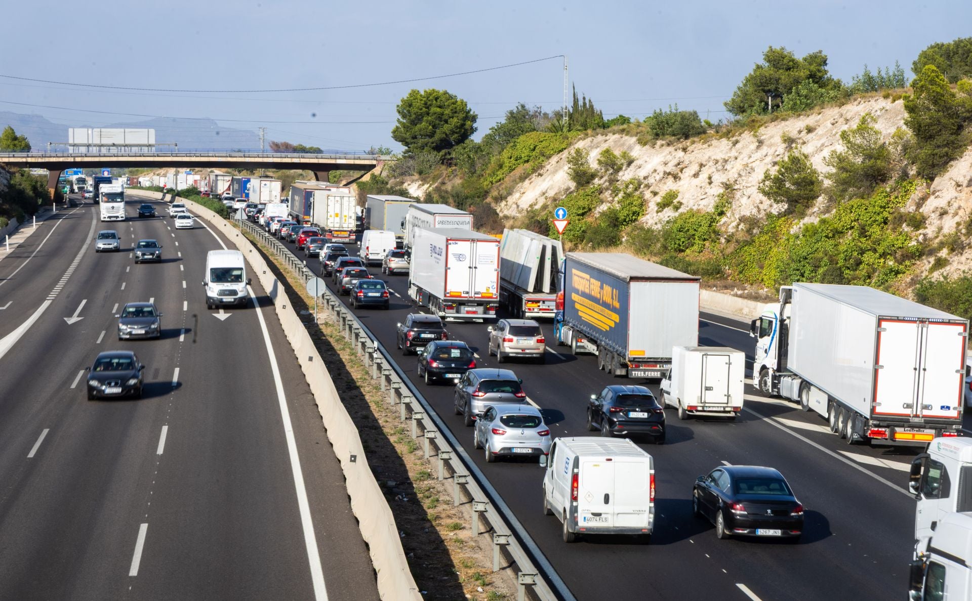 Ocho heridos en un accidente múltiple en la A-7 entre diez vehículos y un camión