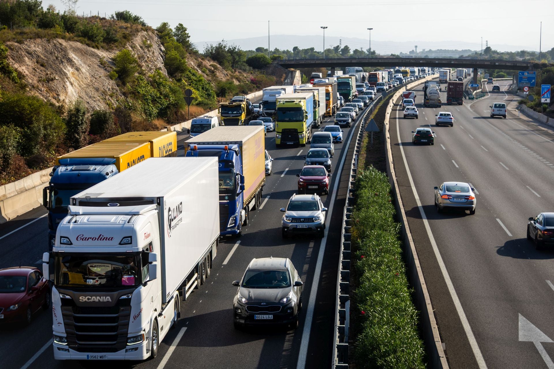 Ocho heridos en un accidente múltiple en la A-7 entre diez vehículos y un camión