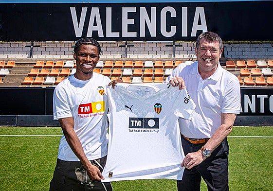 Largie Ramazani, en su anuncio como nuevo jugador del Valencia.