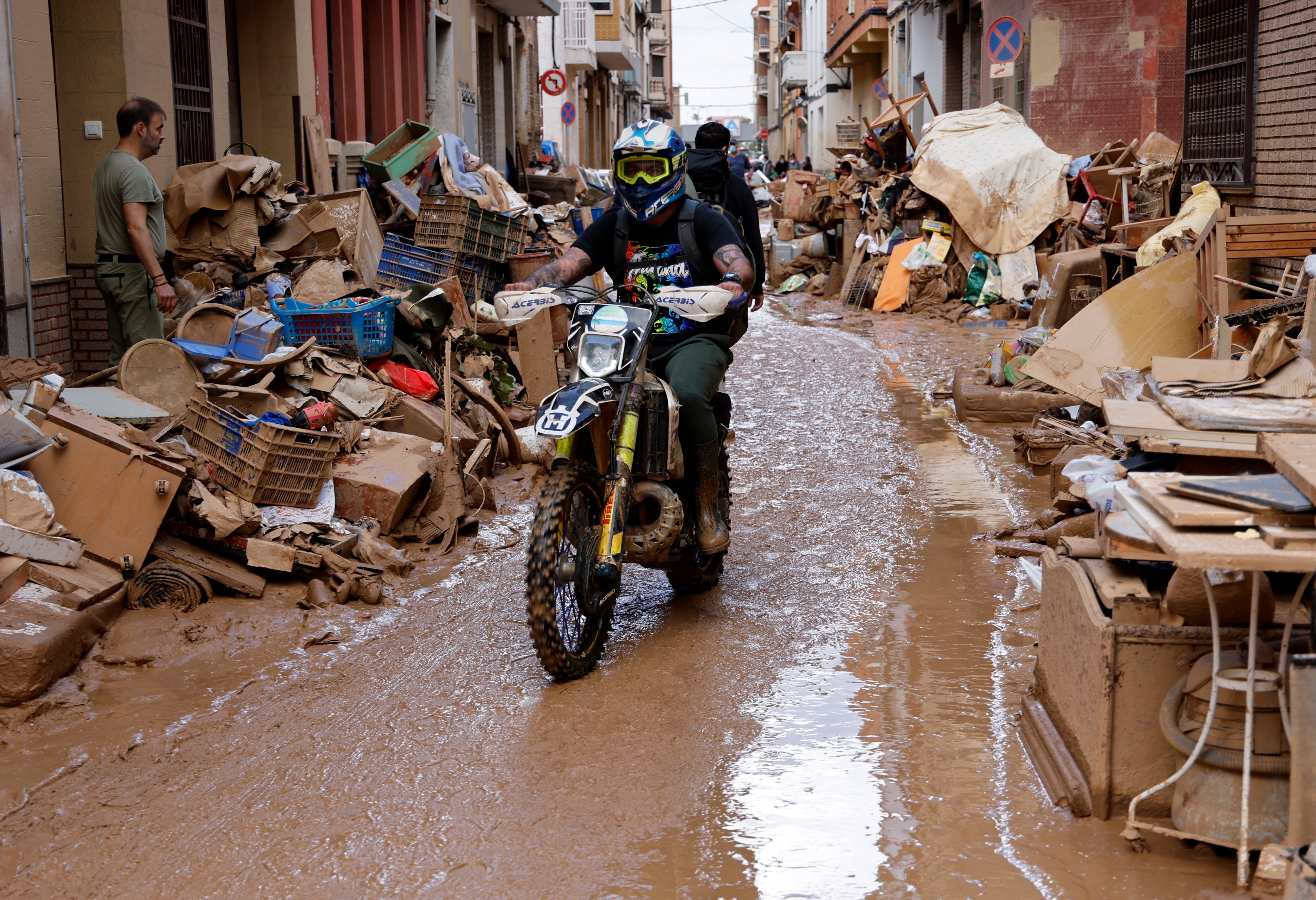 Enseres en la calle de casas arrasadas por el agua en Catarroja.