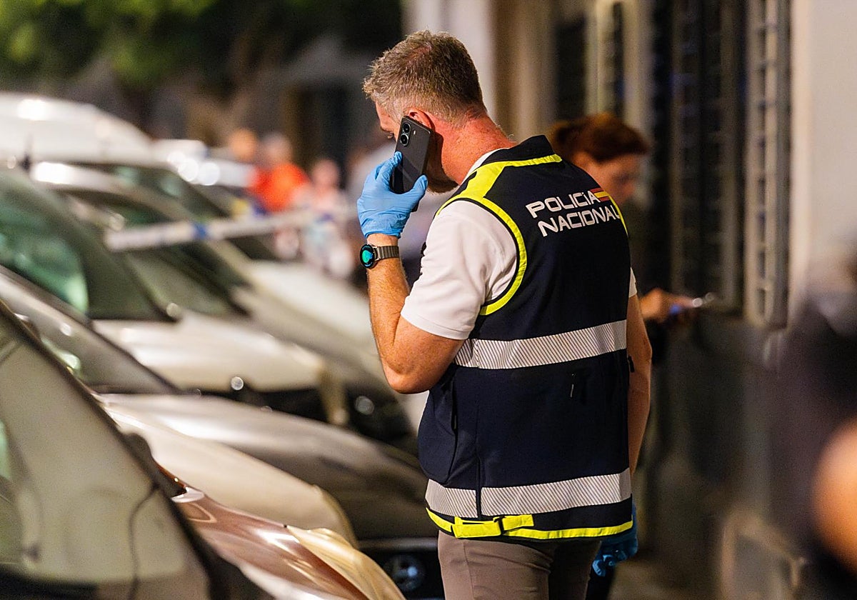 Un policía habla por teléfono en la calle donde tuvo lugar el crimen.
