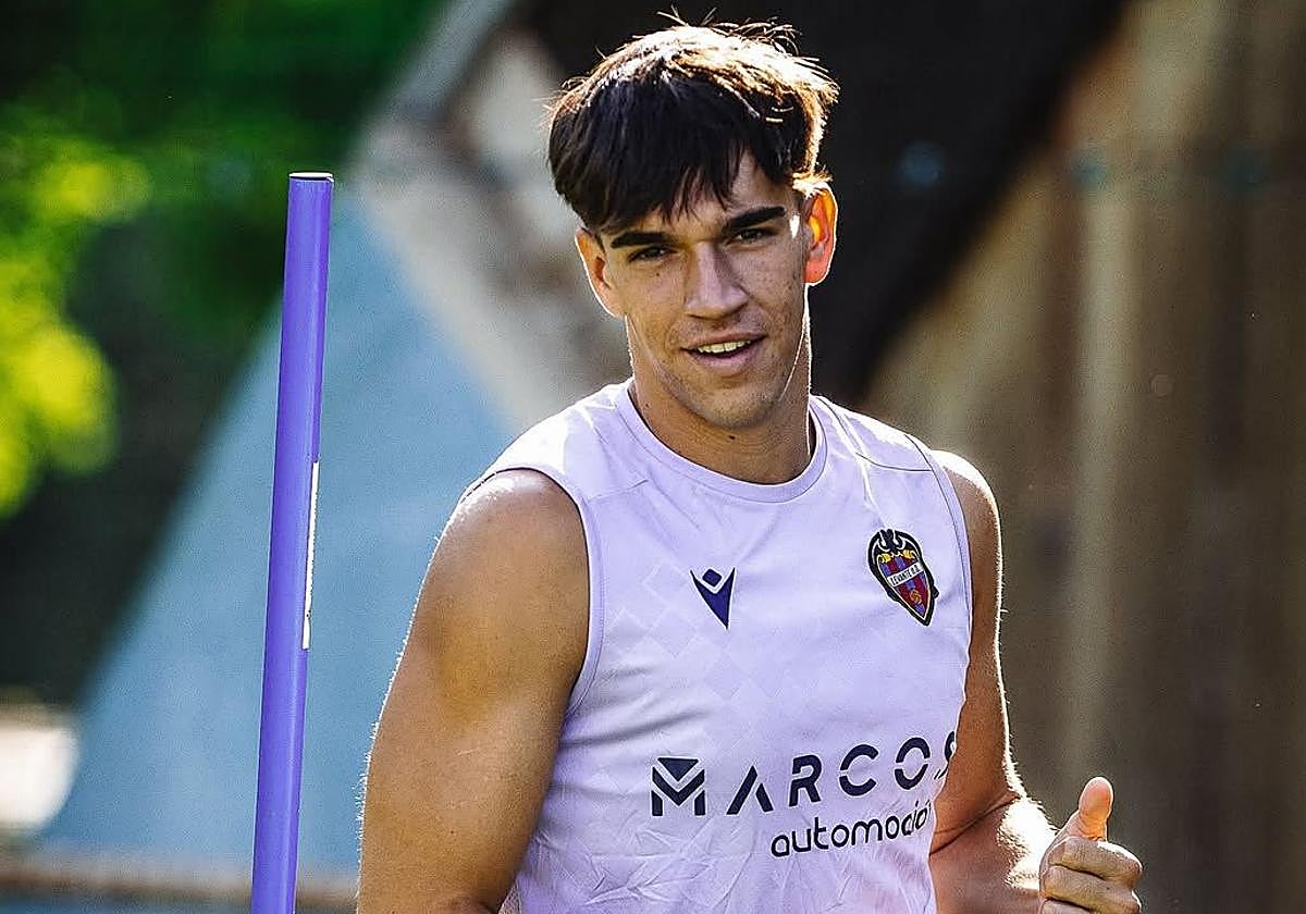 Carlos Espí, entrenándose con el Levante.