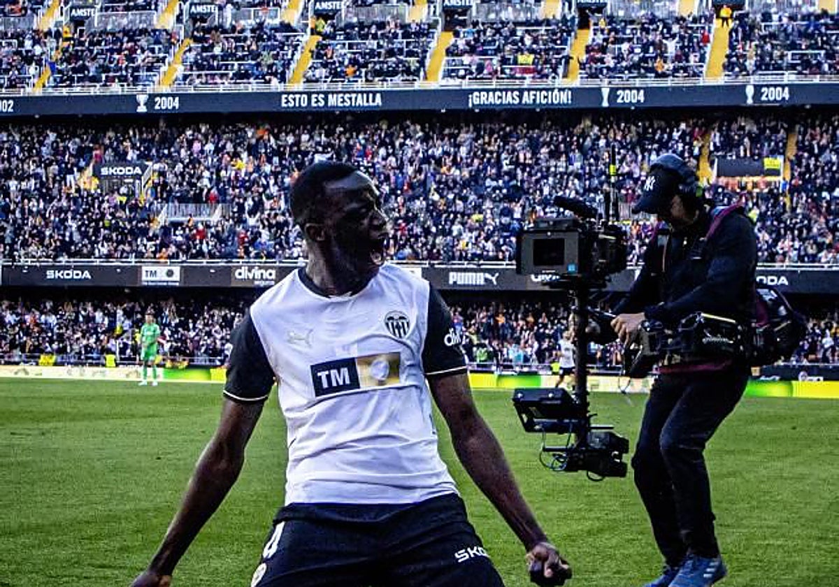 Mouctar Diakhaby celebra un gol en Mestalla