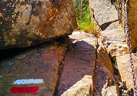 Señalización de un Gran Recorrido (GR) en una roca, lo que indica que continuemos por ese camino.