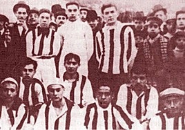 José Balleter, de pie a la derecha