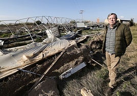 Planells ante los restos de su invernadero.