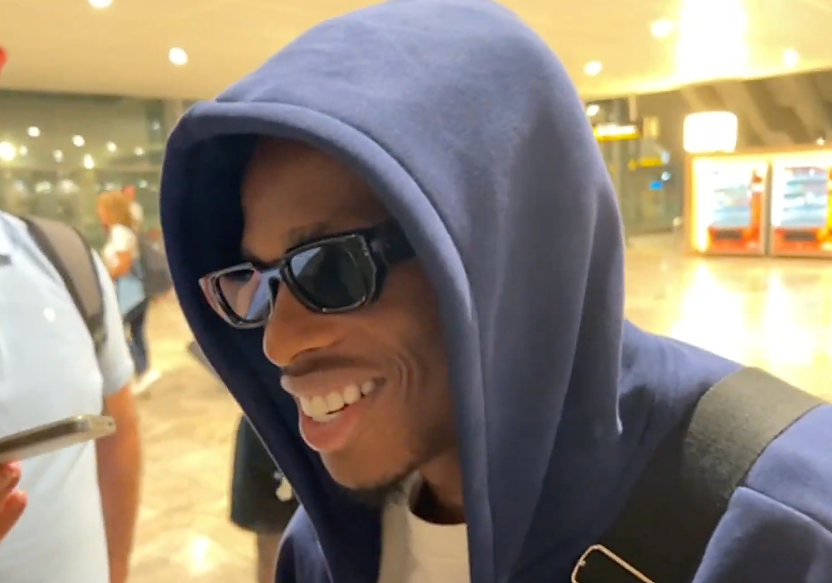 Ramazani, sonriente, a su llegada al aeropuerto de Elche.
