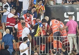 Momento en el que el niño es trasladado por los sanitarios.