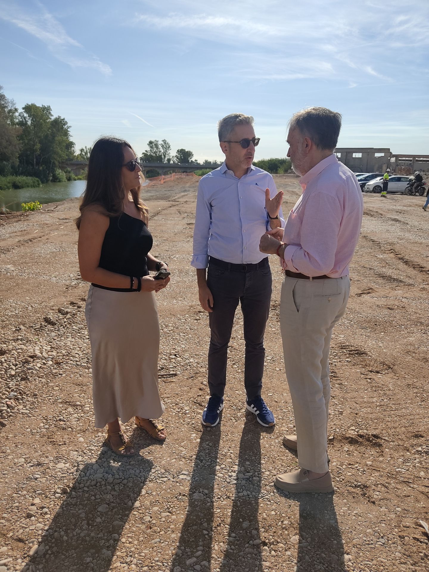 Arcadi España junto a la nueva comisionada y al alcalde l'Alcúdia.